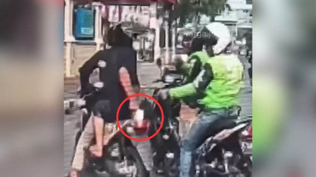 Pria bawa senjata api cekcok dengan driver ojol. [Instagram]